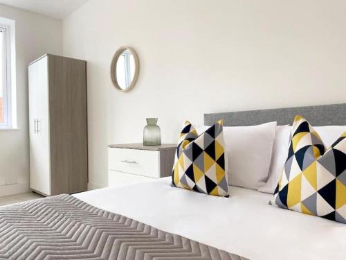弗利特Cloud at Fleet Heights Apartment Two的卧室配有白色大床和黄色及黑色枕头