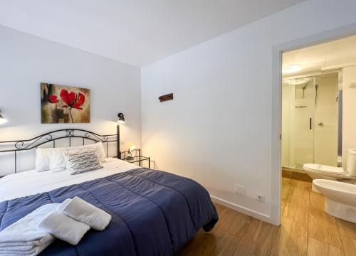 莱塞斯卡尔德-恩戈尔达Apartamento reformado Central park en el centro de Andorra的一间卧室配有一张床,浴室设有水槽