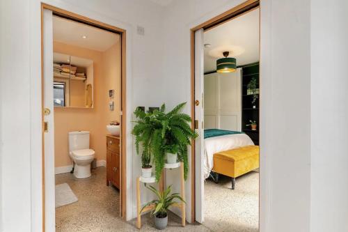 都柏林Cozy room in Stoneybatter, Dublin的一间带卫生间的浴室和一张位于客房内的床。