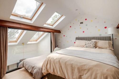 都柏林Cozy room in Stoneybatter, Dublin的一间带一张床铺的卧室,位于带天窗的房间