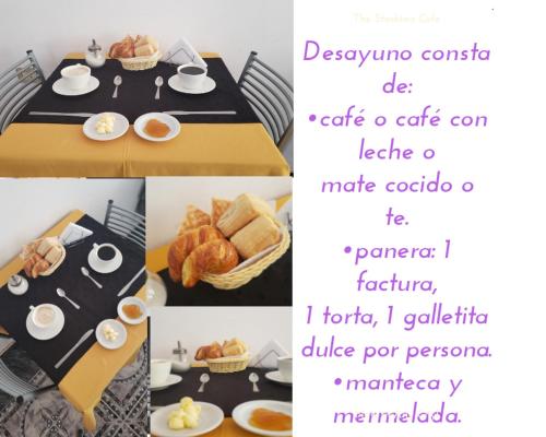 门多萨Hotel Geminis的一张桌子的照片,上面有早餐食品