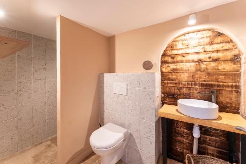 阿普特Maison Marvic, Le Laurier T2的一间带卫生间和水槽的浴室