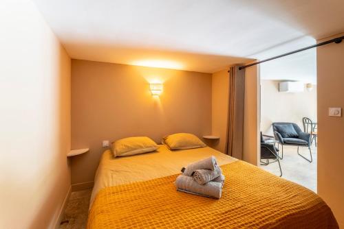 阿普特Maison Marvic, Le Laurier T2的一间卧室配有一张床,床上有毛巾