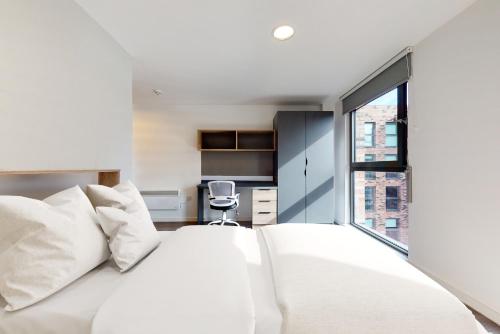 格拉斯哥Private Bedrooms with Shared Kitchen, Studios and Apartments at Canvas Glasgow near the City Centre for Students Only的卧室配有白色的床和窗户。