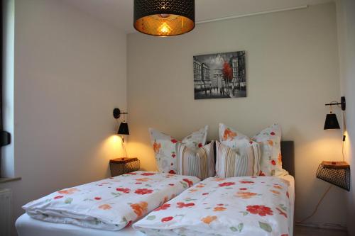 包岑Ferienwohnung mit Herz in Bautzen的一间卧室配有两张带枕头的床。