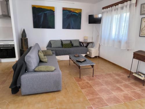 厄尔·波索·德·洛斯·弗莱尔Vivienda rural en Cabo de Gata的客厅配有沙发和桌子