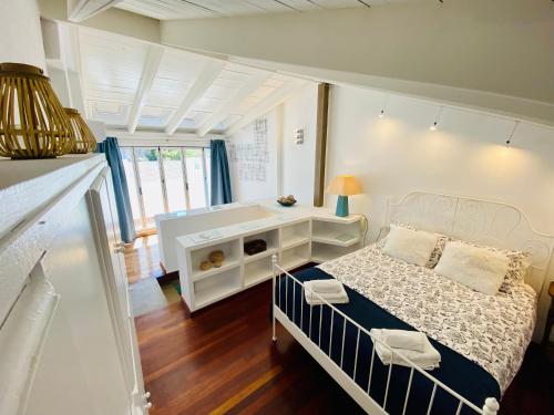 隆达Almocabar Luxury Apartment的白色卧室配有床和书桌