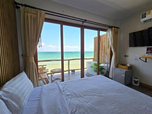 格兰岛De Ocean Land เดอ โอเชี่ยนแลนด์ เกาะล้าน Maldives的一间卧室配有一张床,享有海景