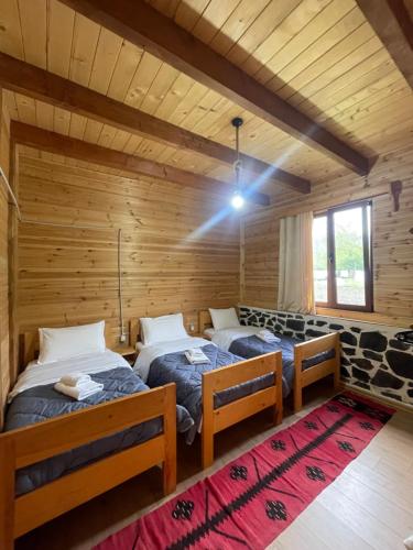 泰斯Royal Land的小木屋内一间卧室,配有两张床