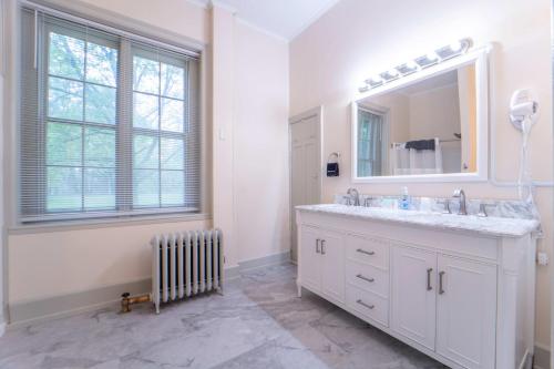 奥内达Oneida Community Mansion House的白色的浴室设有水槽和镜子