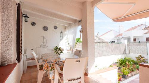 利乌玛Casa Uly的阳台的用餐室配有桌椅
