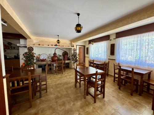 SabarisHotel Vasco Da Gama的厨房以及带桌椅的用餐室。