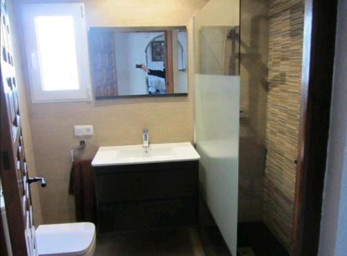 莫莱拉Casa Marina的一间带水槽、镜子和卫生间的浴室