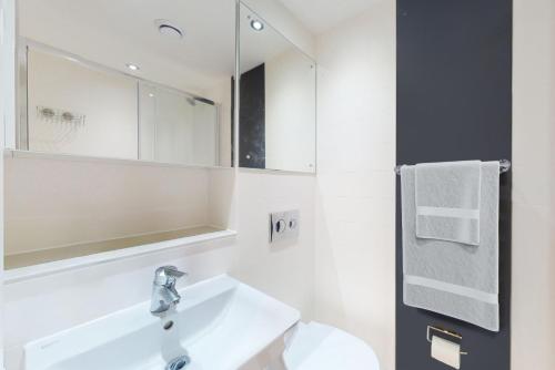 曼彻斯特Private Bedrooms with Shared Kitchen, Studios and 2 Bed Apartments at Canvas Manchester的白色的浴室设有水槽和镜子
