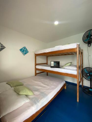 布兰卡滩MAR AZUL ISLA BARU, RESTAURANTE HOTEL.的小型客房配有两张双层床,设有醚