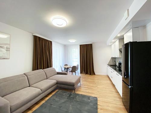 普热梅希尔Apartamenty Przemyśl BG的客厅配有沙发和桌子