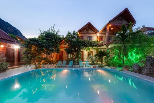 宁平Trang An Family Homestay的房屋前的游泳池