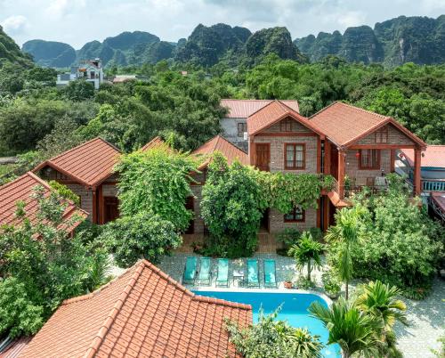 宁平Trang An Family Homestay的享有带游泳池的房屋的空中景致
