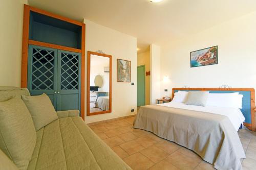 罗萨诺Futura Club Itaca Nausicaa的一间卧室配有一张大床和一张沙发