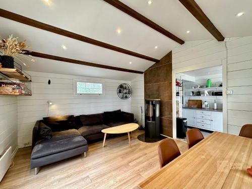 BrevikSummer cabin in Nesodden open-air bath large terrace的客厅配有沙发和桌子