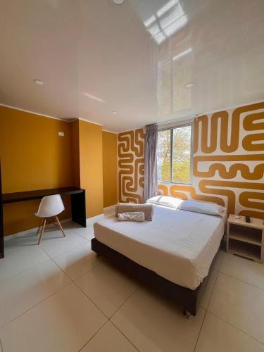BaranoaHotel Paranawa的一间卧室设有一张大床和一个窗户。