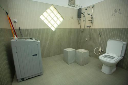 哈巴拉杜瓦koggala House By The Rock的一间带卫生间和淋浴的浴室