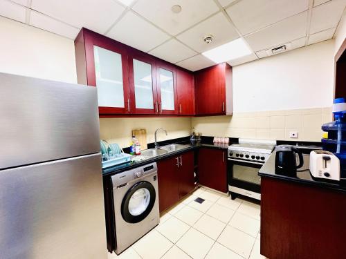 迪拜The Aero Hostel的带洗碗机和洗衣机的厨房