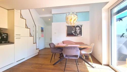 塞基兴Haus am Weinberg的厨房以及带桌椅的用餐室。