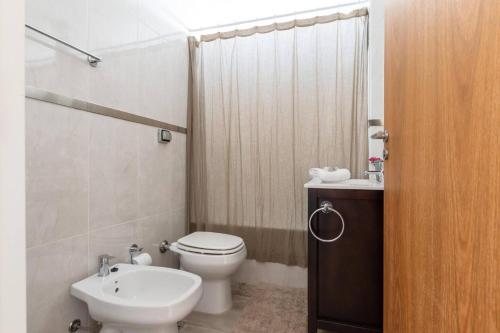 布宜诺斯艾利斯Fliphaus Venezuela 900 B - Loft San Telmo的浴室配有白色卫生间和盥洗盆。