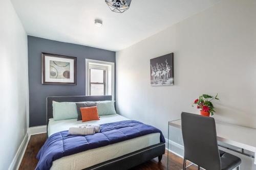 Sleek 1BR Apartment - James South district客房内的一张或多张床位