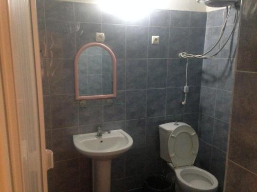 乌雷基Ureki - Evkalipt的一间带水槽、卫生间和镜子的浴室