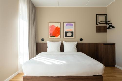 哥本哈根Numa Copenhagen Nørrebro的一间卧室配有一张带白色床单的大床