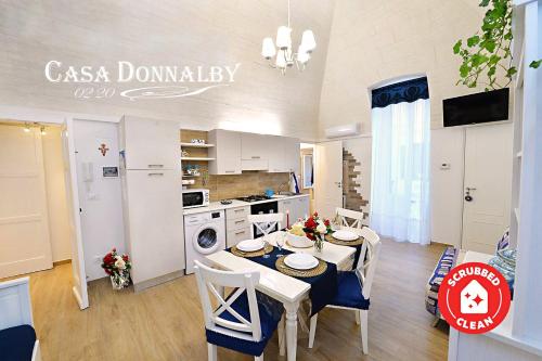 莫诺波利Casa Donnalby的厨房以及带桌椅的用餐室。