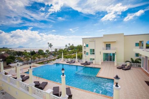 甲米镇甲米湾前度假酒店的享有带躺椅的度假村的游泳池景致