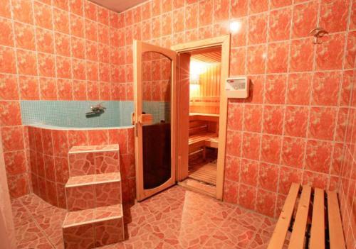 普里什蒂纳Hotel Princi i Arberit的一间带步入式淋浴间和镜子的浴室