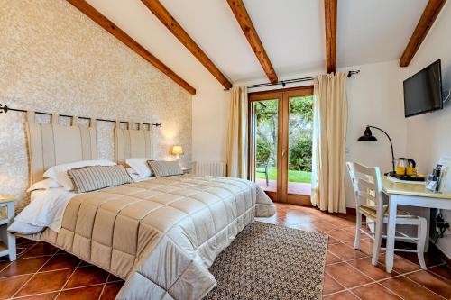 阿尔扎凯纳Tenuta Pilastru Country Resort & Spa的一间卧室配有一张床、一张桌子和一张书桌