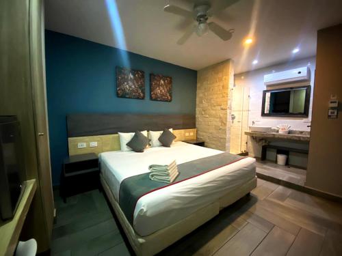 普拉亚卡门Attraction Hotel Deluxe的一间卧室,卧室内配有一张大床