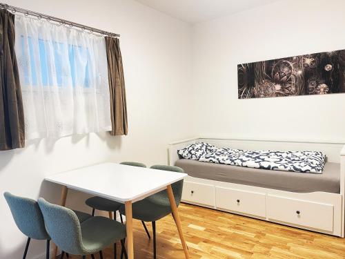 维也纳Sievering18 A-B的卧室配有一张床和一张桌子及椅子