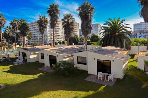 拉塞雷纳Hotel Palmas de La Serena的棕榈树房屋的空中景致
