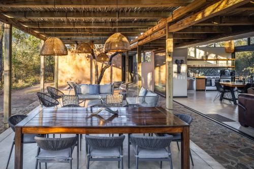 斯库库扎Rixile Kruger Lodge的用餐室配有大型木桌和椅子