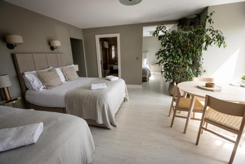 杜林Coastal View House的酒店客房设有两张床和一张桌子。