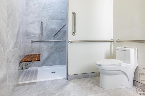 达尼丁Grant Street Inn的浴室配有白色卫生间和淋浴。