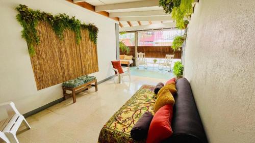 利比里亚Hostel El Pretal的客厅配有沙发和桌子