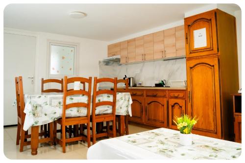 马恩河畔维列Appartement confortable entre Paris et Disney的一间带桌椅的厨房和一间用餐室