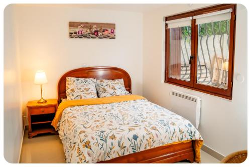 马恩河畔维列Appartement confortable entre Paris et Disney的一间卧室设有一张床和一个窗口