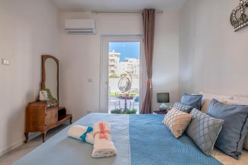 阿尔盖罗Casa mare & spa Alghero的一间卧室配有一张带拖鞋的床。