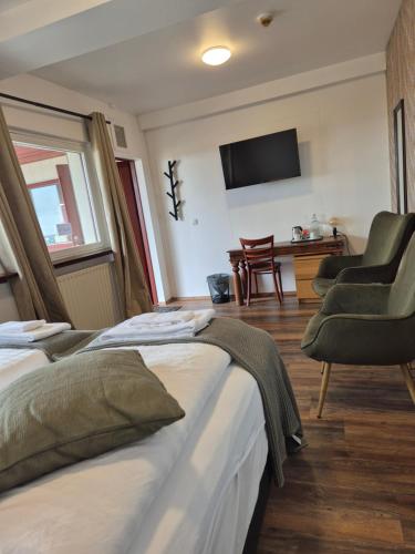 博尔加内斯哈芬纳尔福尔酒店的酒店客房,配有两张床和椅子