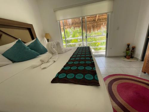 坎昆Home's Jungle Puerto Morelos Cancun 20 Minutes from the Airport的卧室配有一张大白色床和窗户