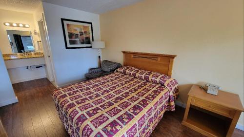 西雅图奈特斯汽车旅馆的酒店客房配有一张床铺和一张桌子。