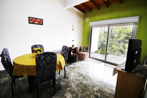 马拉圭Aire Montañas的用餐室配有黄色的桌子和椅子